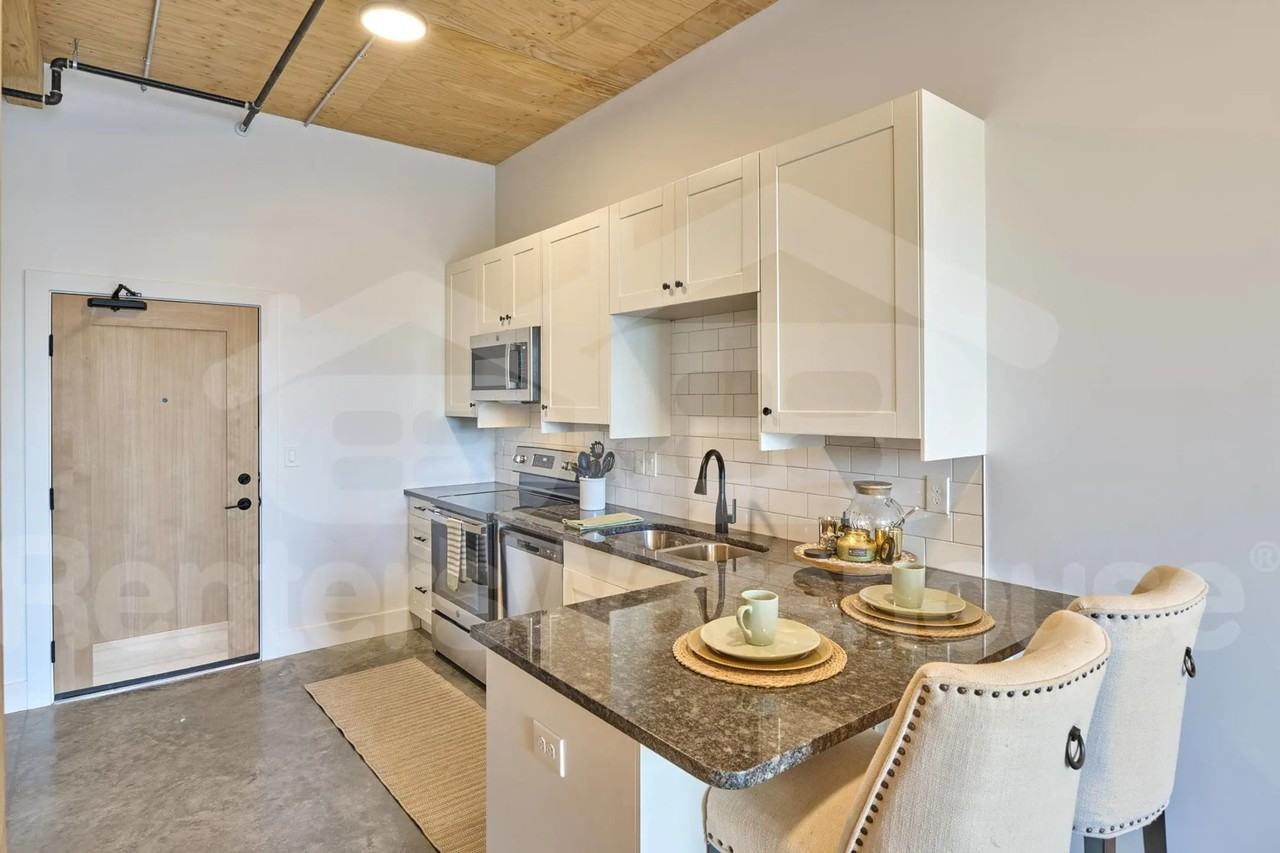 304 5th St - Photo 3 of 14