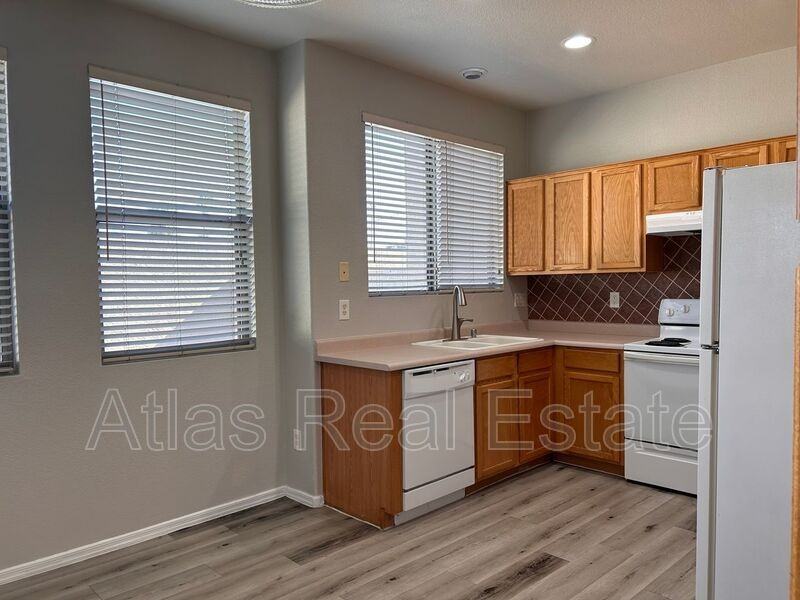 1943 E Hayden Ln - Photo 3 of 17