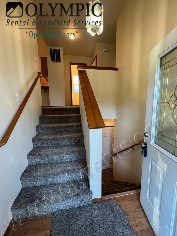 1024 Bowen Way E - Photo 3 of 30