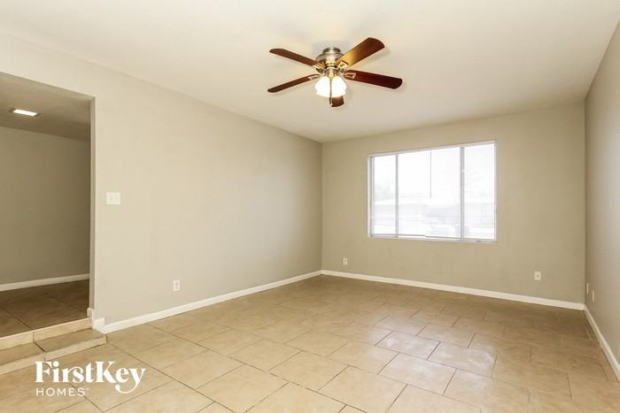 4548 W Paradise Dr - Photo 2 of 15