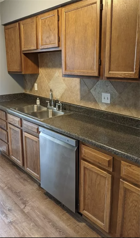 303 Fairway Gdns - Photo 2 of 4