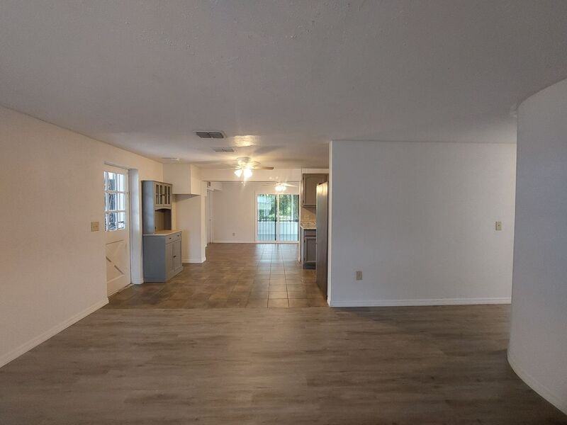 903 W 10th St - Photo 3 of 27