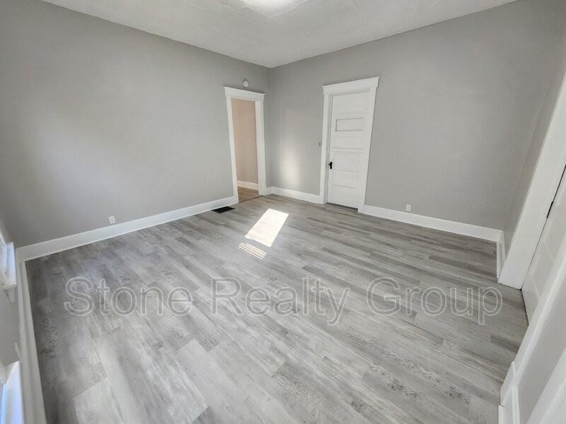 405 S 18th St - Photo 2 of 16