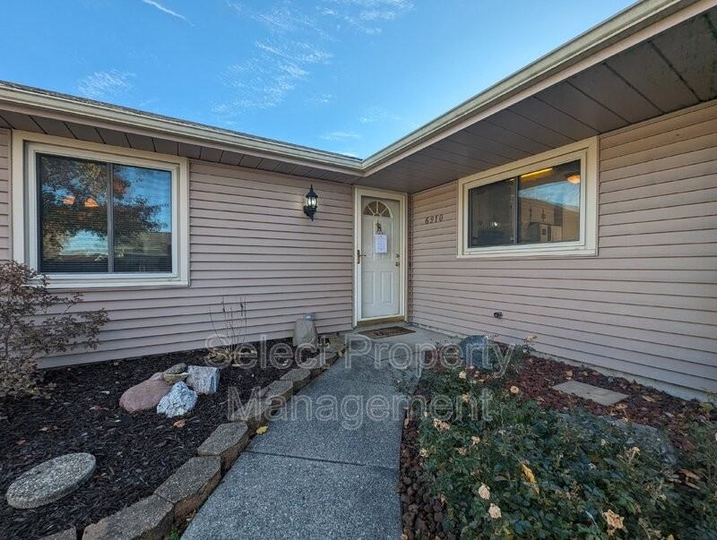 6910 Wolfsboro Ln - Photo 3 of 25