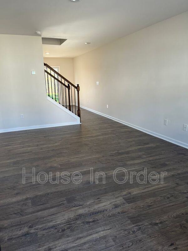34 Malcolm Ct - Photo 2 of 12