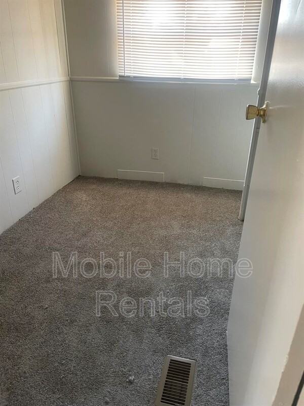 441 Sarah St - Photo 3 of 9