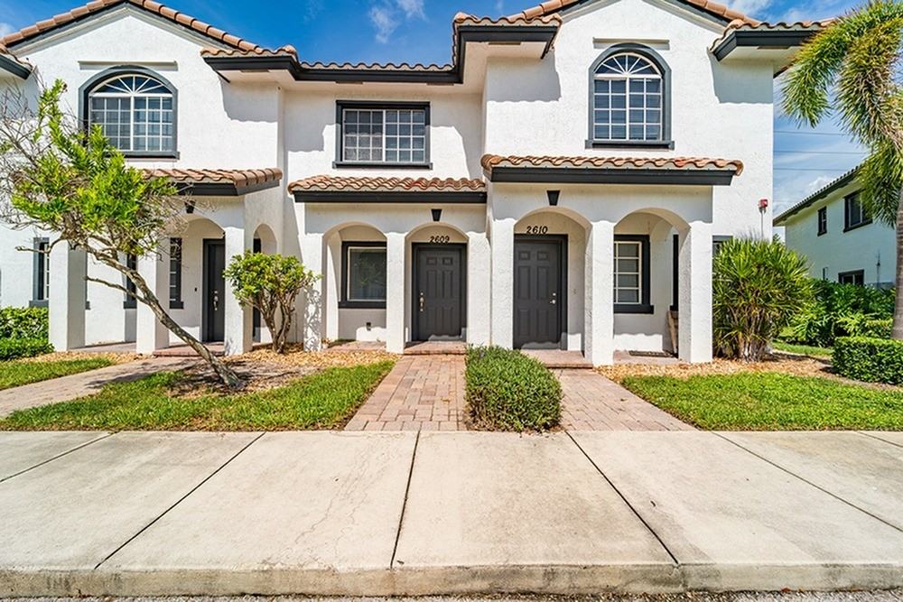 Amberton Luxury Townhomes - Photo 7 of 49