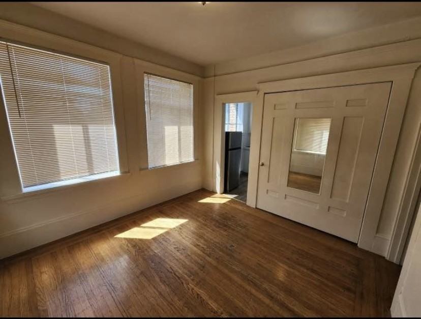 498 25th St #15 - Photo 2 of 7