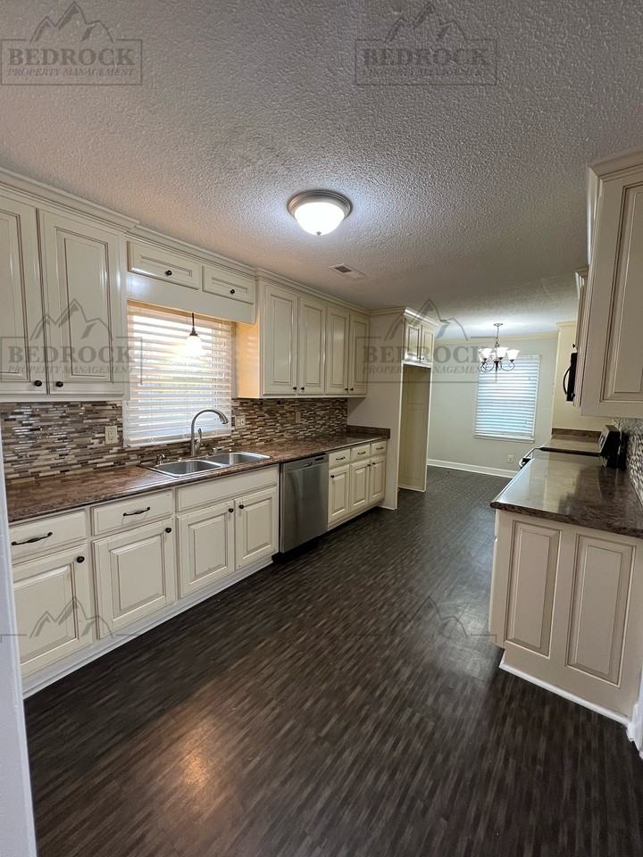 1302 Stuart Ave Sw #1 - Photo 4 of 15