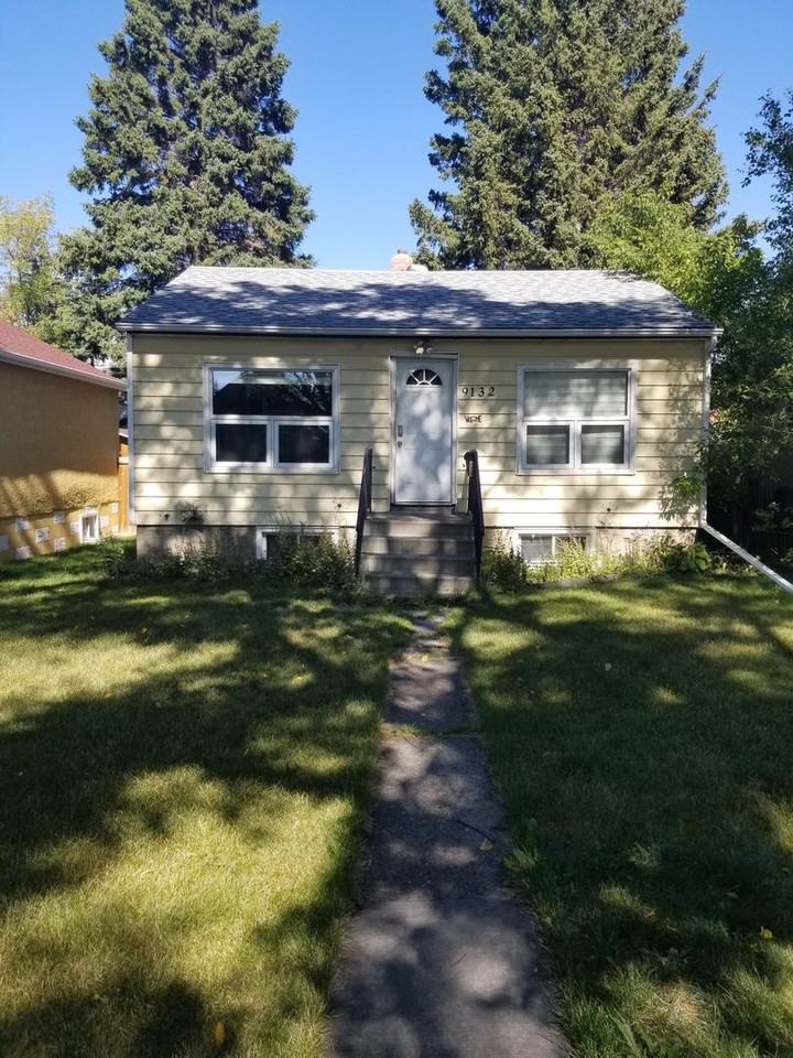 Beautiful Three Bedroom Plus Den House And Double Garage Minutes Away