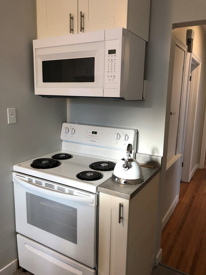 Cozy 3 bed 2 bath updated home*In - Photo 2 of 33