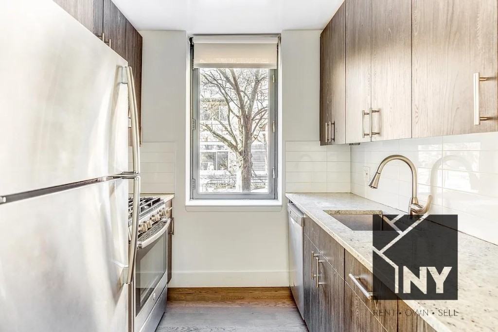 Battery Pl #2014 - Photo 4 of 8