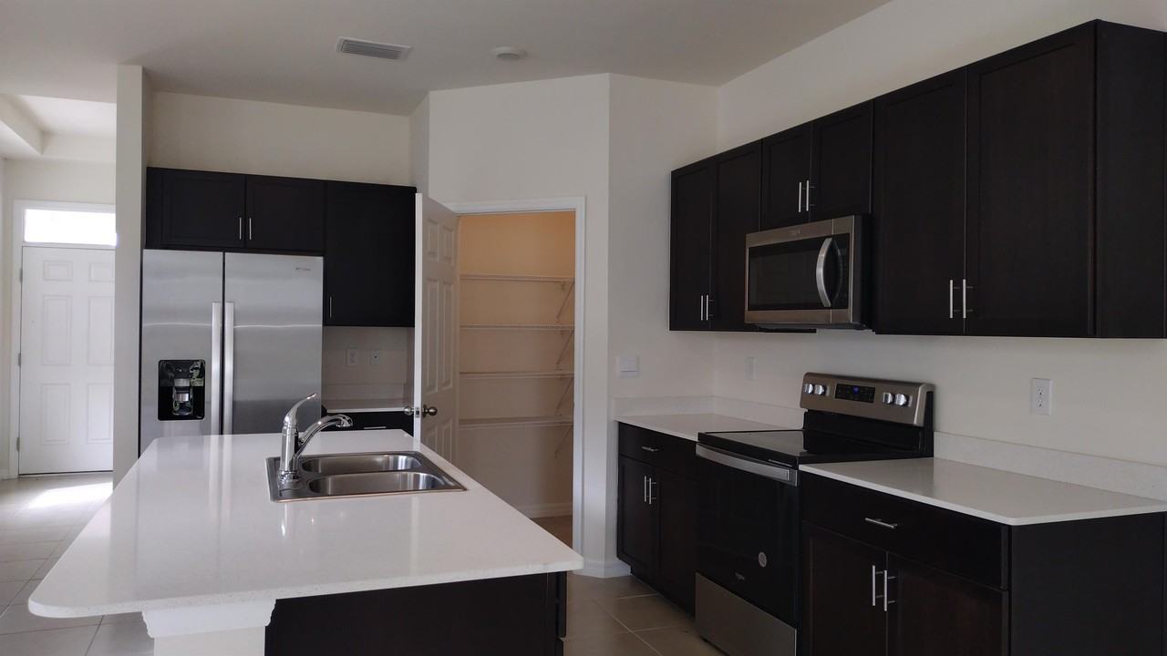816 Friendship Cir #0 - Photo 4 of 13