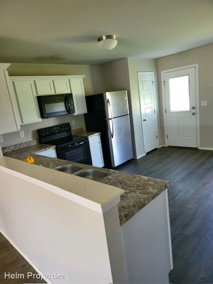 1249 Oak St - Photo 2 of 11