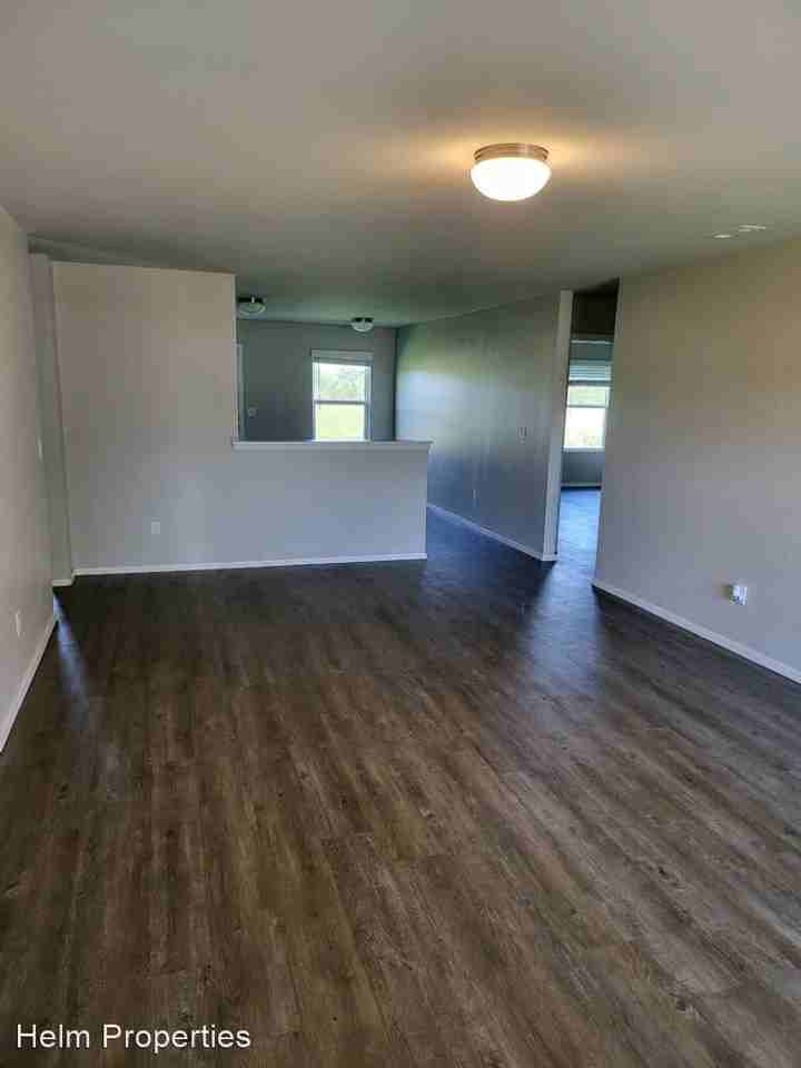 1249 Oak St - Photo 3 of 11