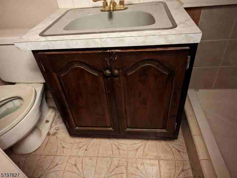 711 Oak St - Photo 2 of 5