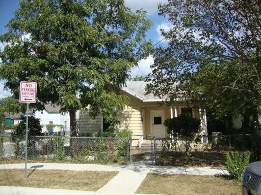 1726 N Comal St - Photo 2 of 9