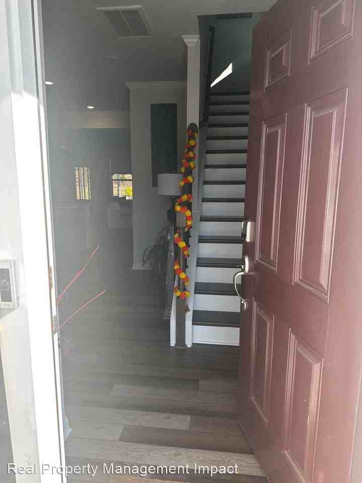 104 Jade Creek Dr - Photo 2 of 20