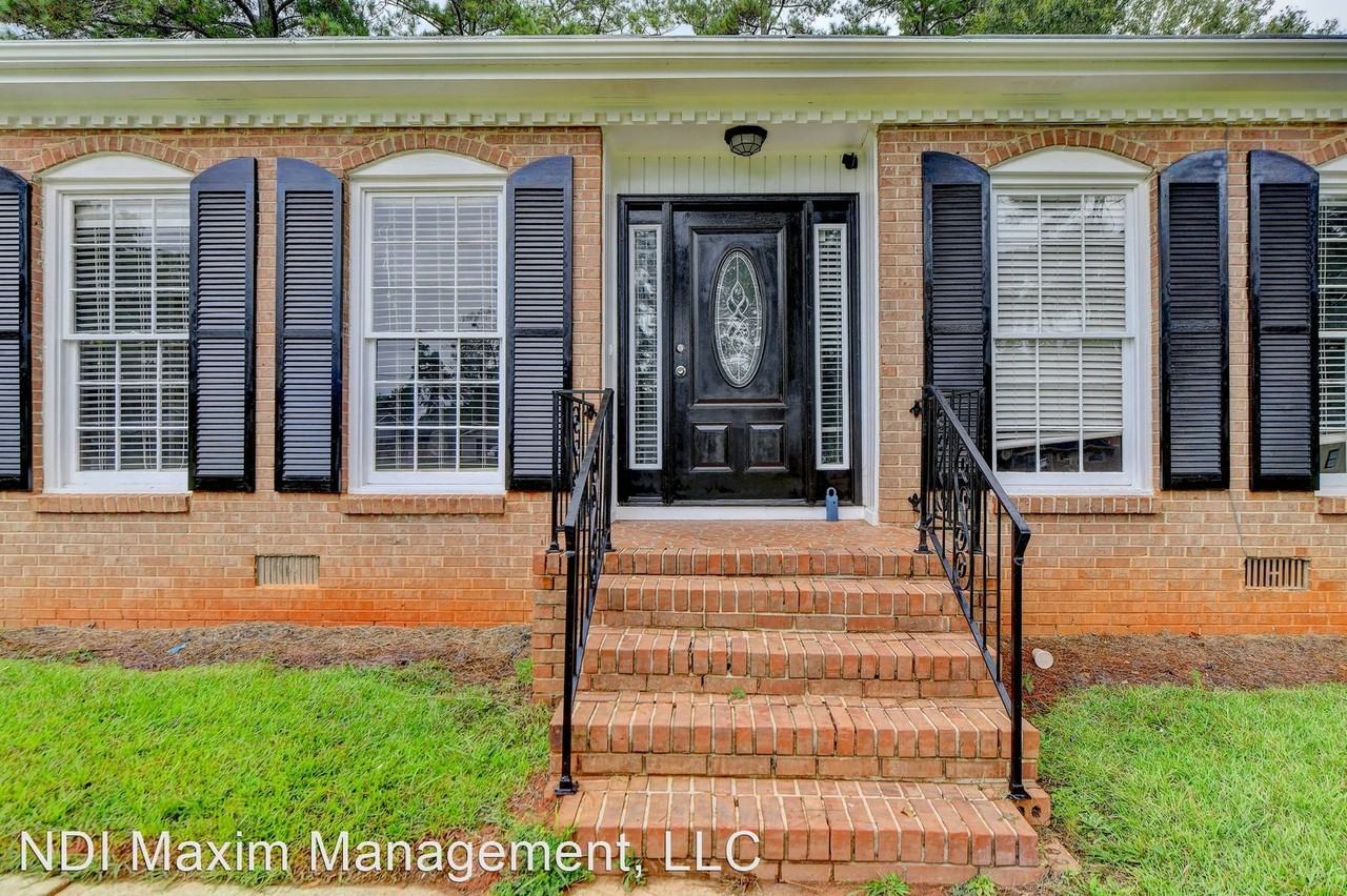 2230 Country Club Dr Se - Photo 2 of 27