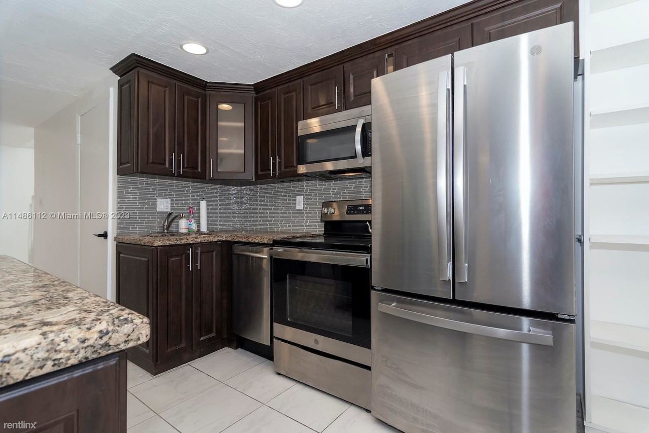 2729 SW 67th Ave - Photo 3 of 18