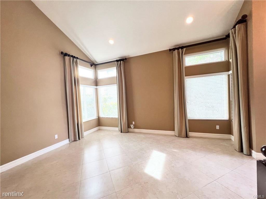 24772 Oxford Dr - Photo 2 of 10
