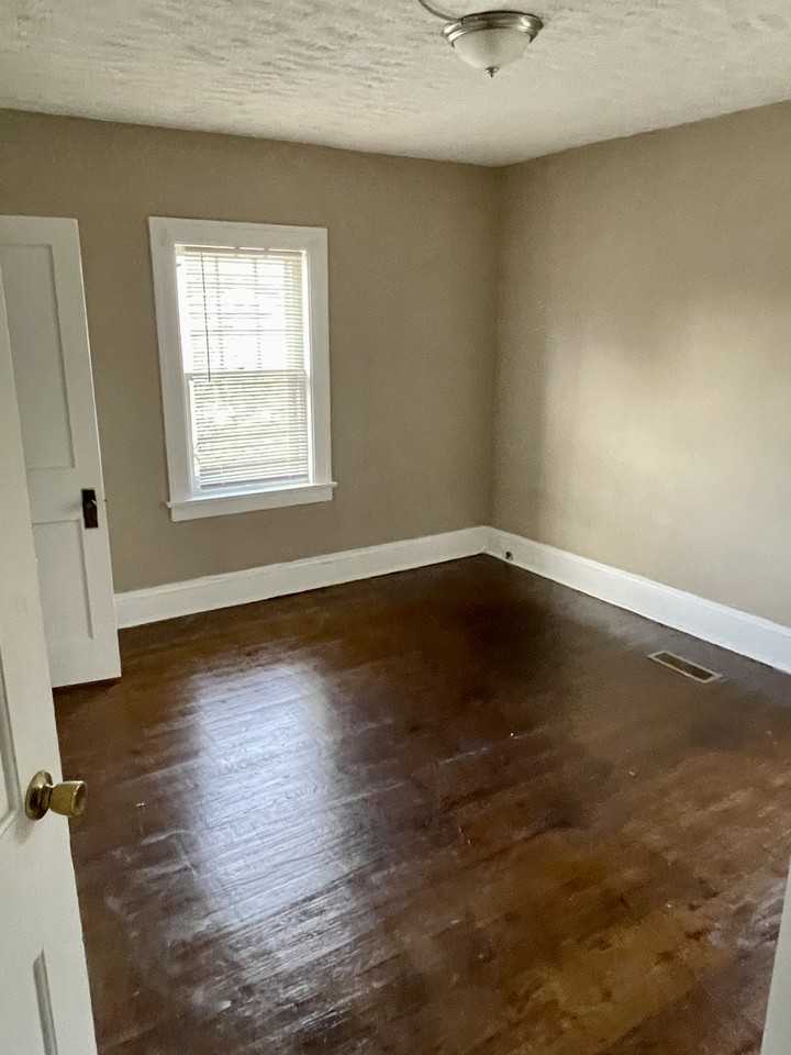 2421 S Taylor Rd - Photo 2 of 11