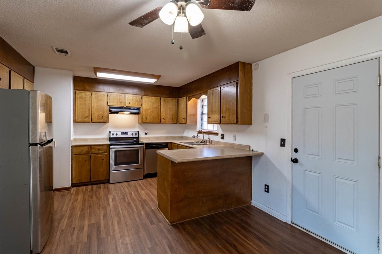 633 Slade St #1 - Photo 6 of 24