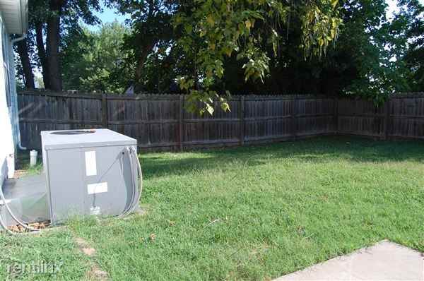 413 S Walker St - Photo 2 of 5