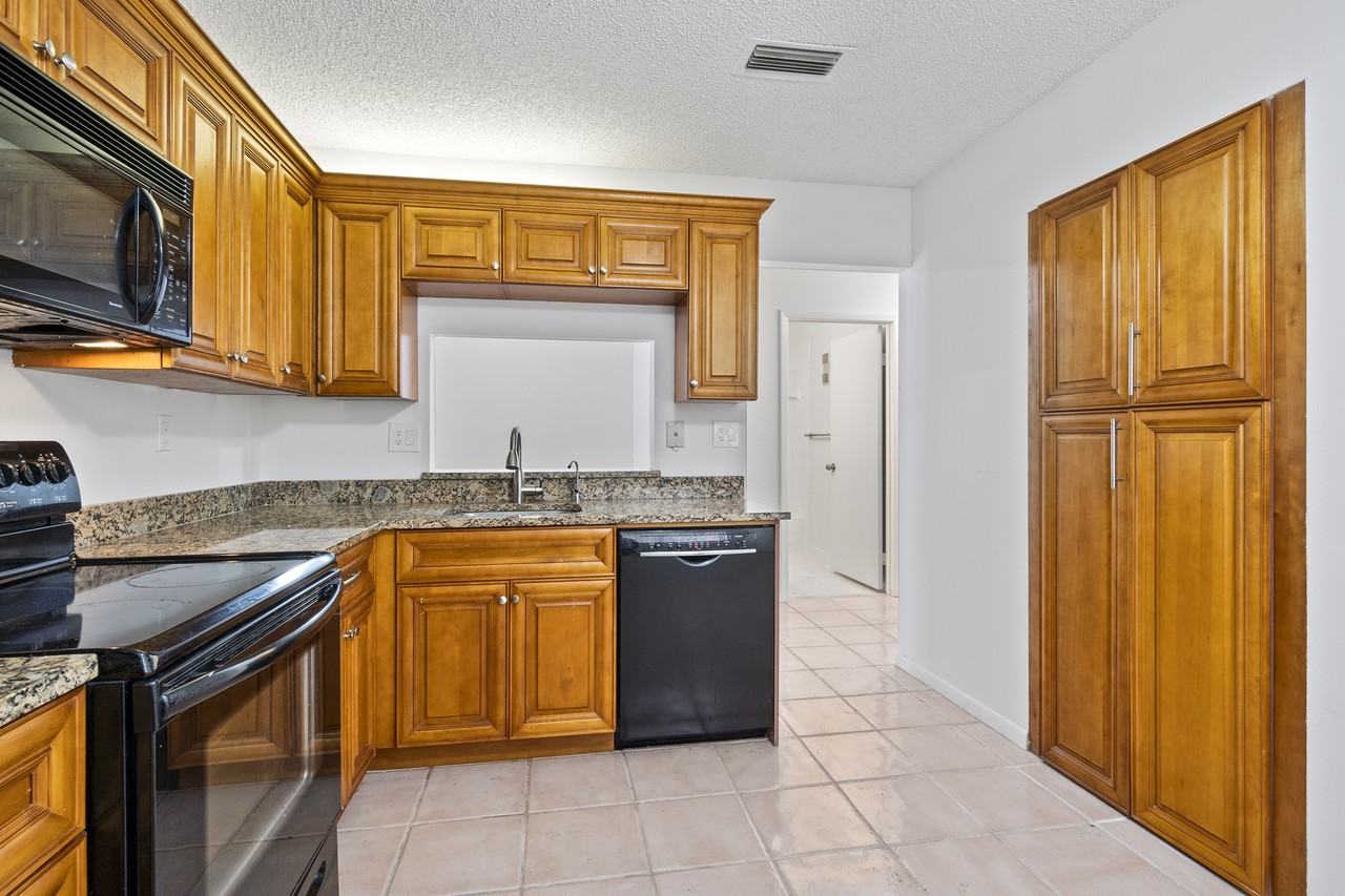 15144 Ashland St - Photo 3 of 26