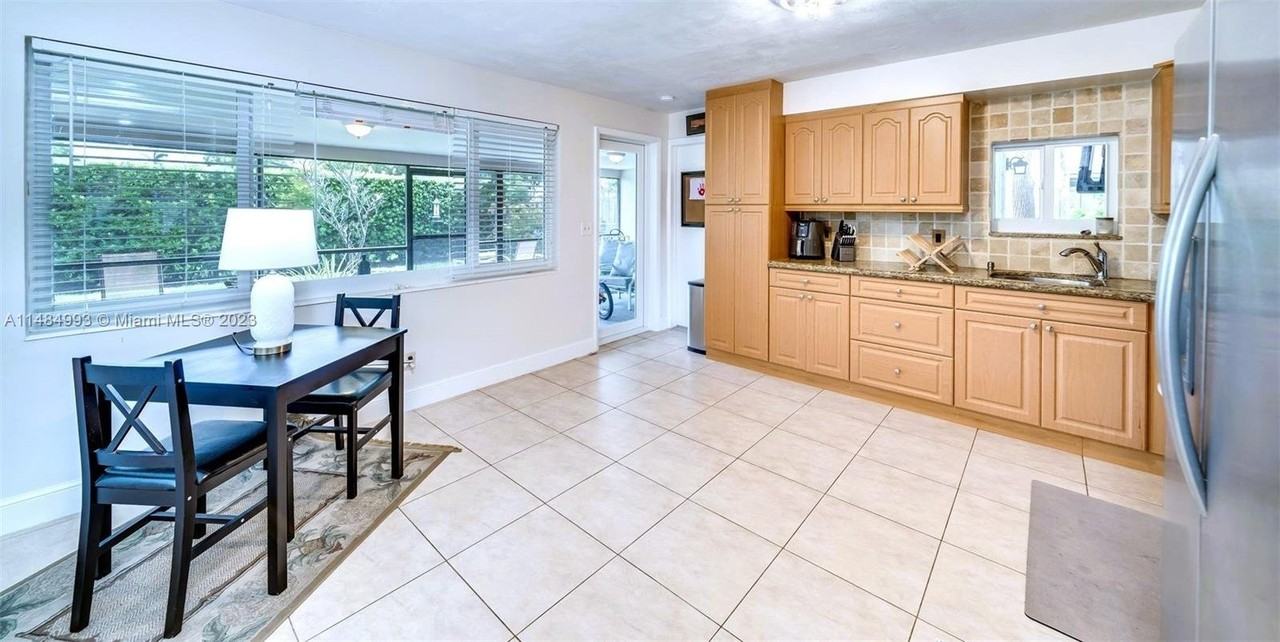 9464 Sw 52nd St - Photo 3 of 8