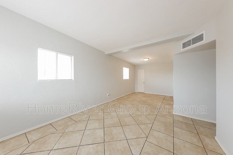 4235 N 27th Dr - Photo 3 of 20