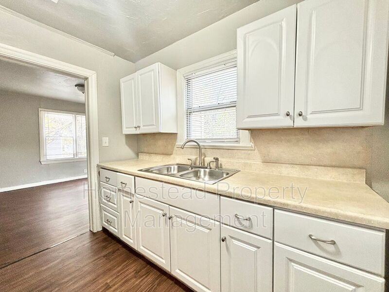 1709 N Page Ave - Photo 2 of 9