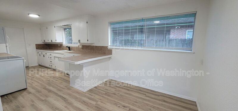 920 S 68th St - Photo 3 of 21