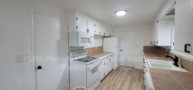 920 S 68th St - Photo 4 of 21