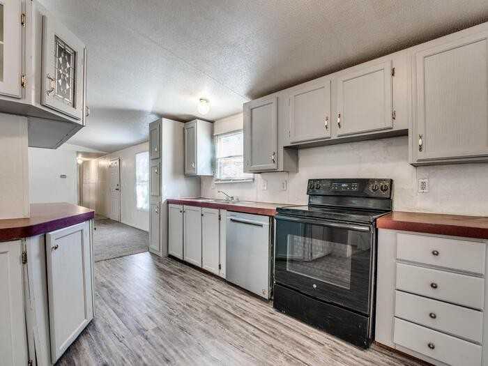 7781 142nd St - Photo 3 of 9