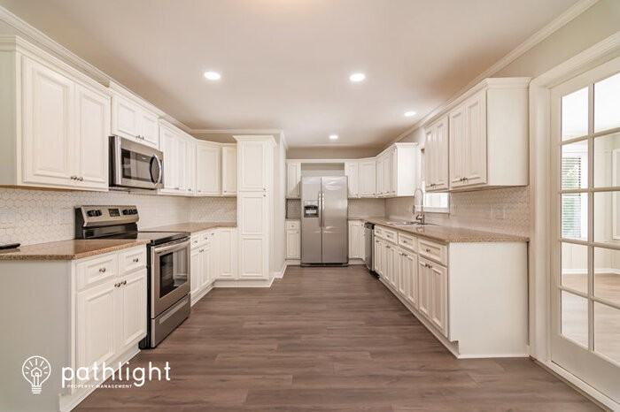 110 Roswell Dr - Photo 3 of 15