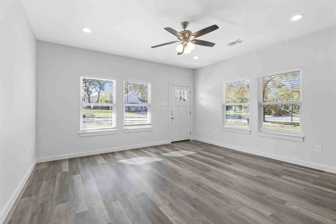 223 W Walker St #1 - Photo 5 of 17