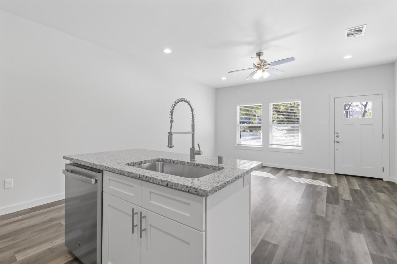 223 W Walker St #1 - Photo 4 of 17