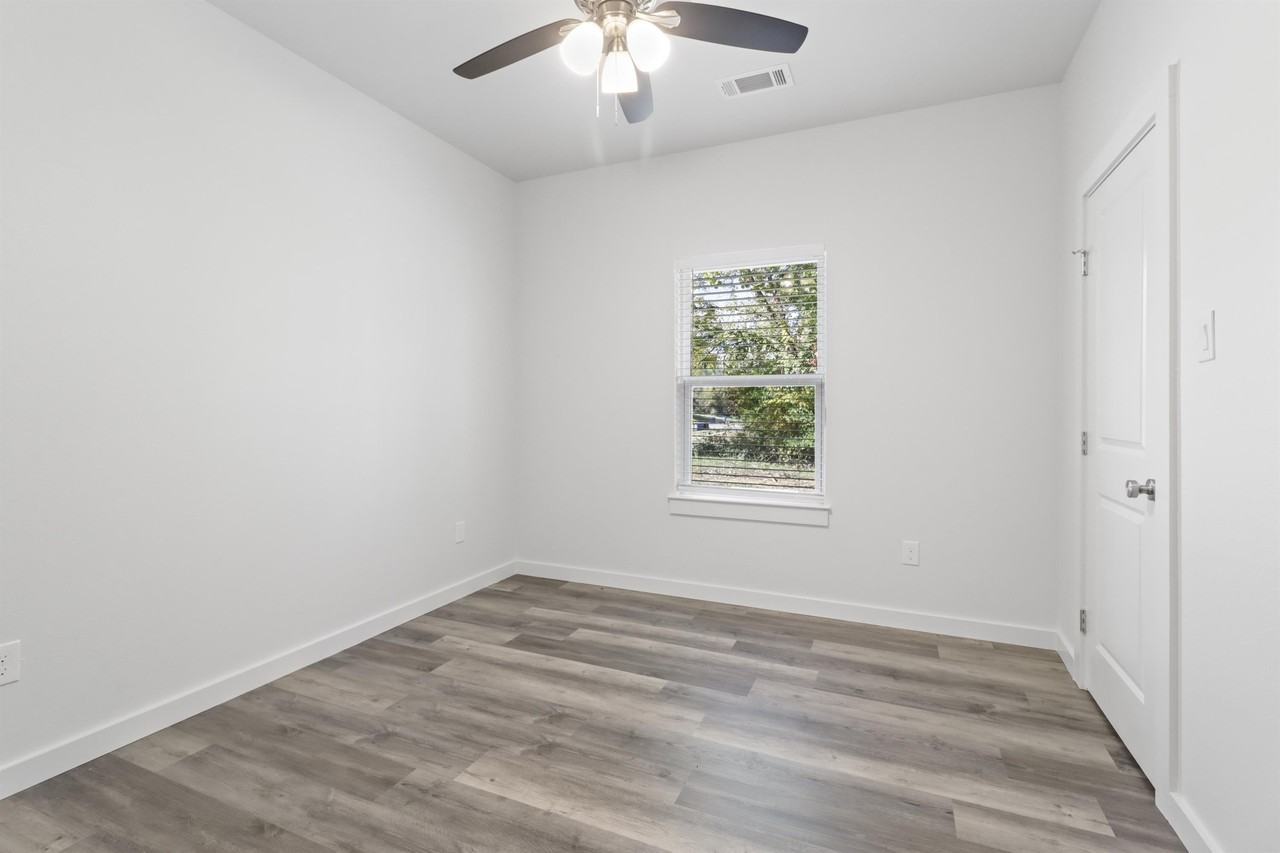 223 W Walker St #1 - Photo 6 of 17