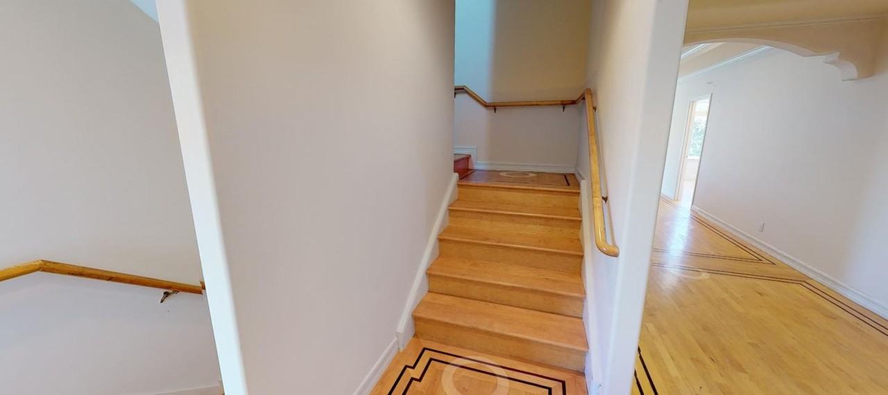 Stunning Richmond home with rooftop deck - Photo 5 of 16