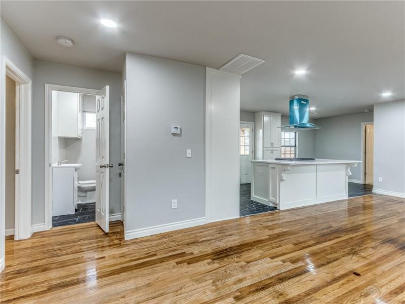 2608 Nw 37th St - Photo 3 of 13