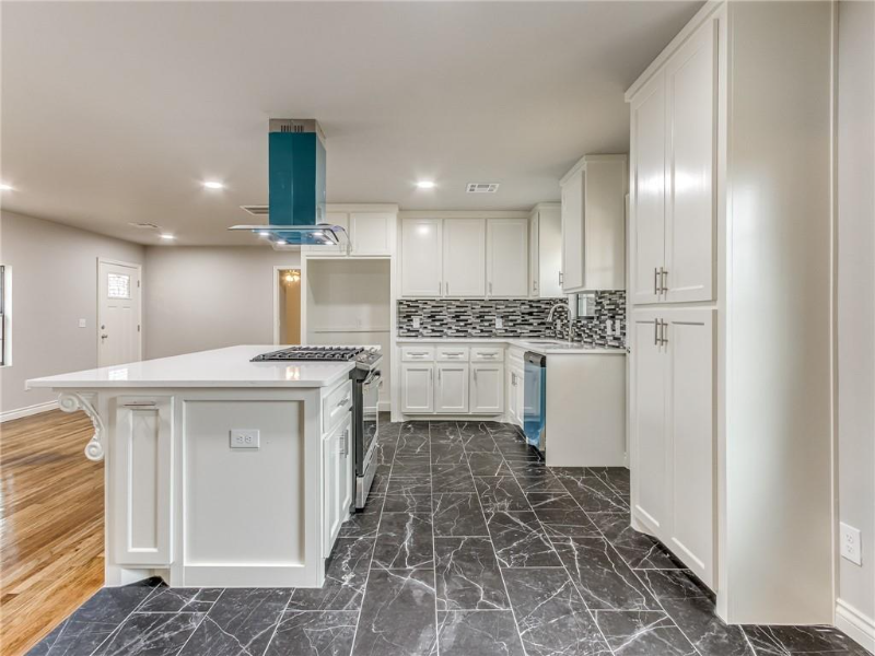 2608 Nw 37th St - Photo 4 of 13