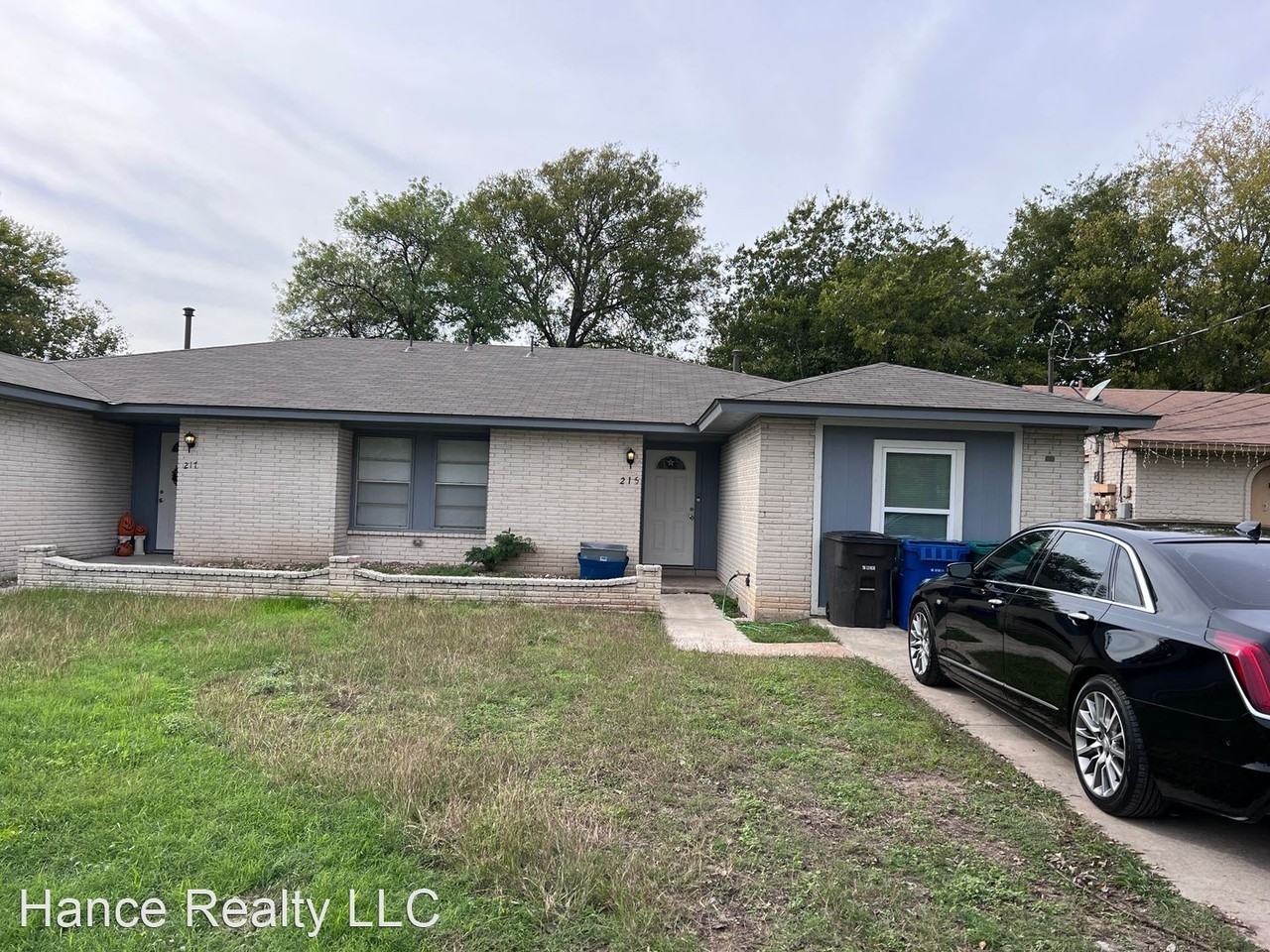 215 W Lingustrum Dr Apartments in Woodlawn Hills, San Antonio, TX 78228