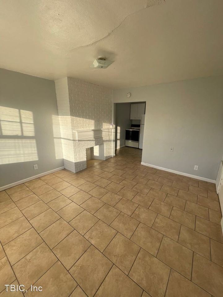 Larger upstairs apartment - Photo 2 of 13