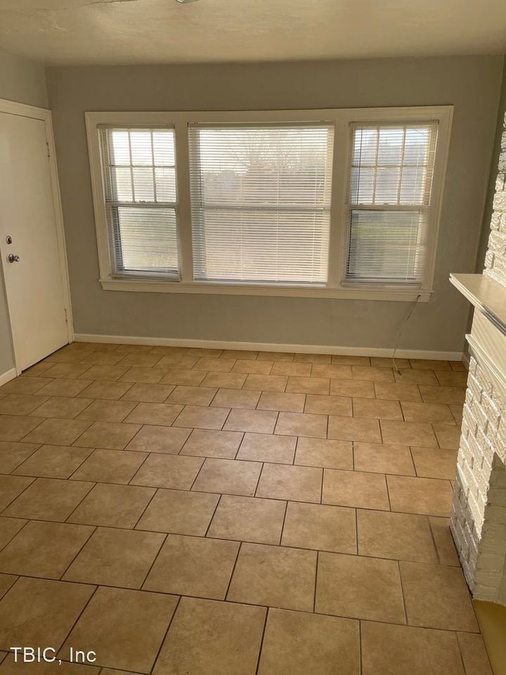 Larger upstairs apartment - Photo 3 of 13