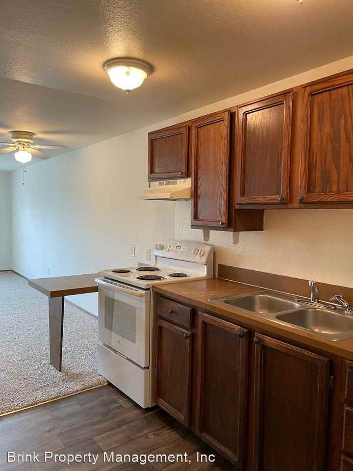 648 S 152nd St - Photo 2 of 12