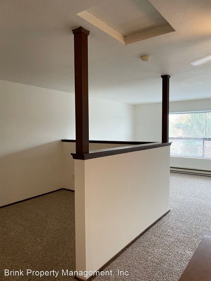 648 S 152nd St - Photo 3 of 12