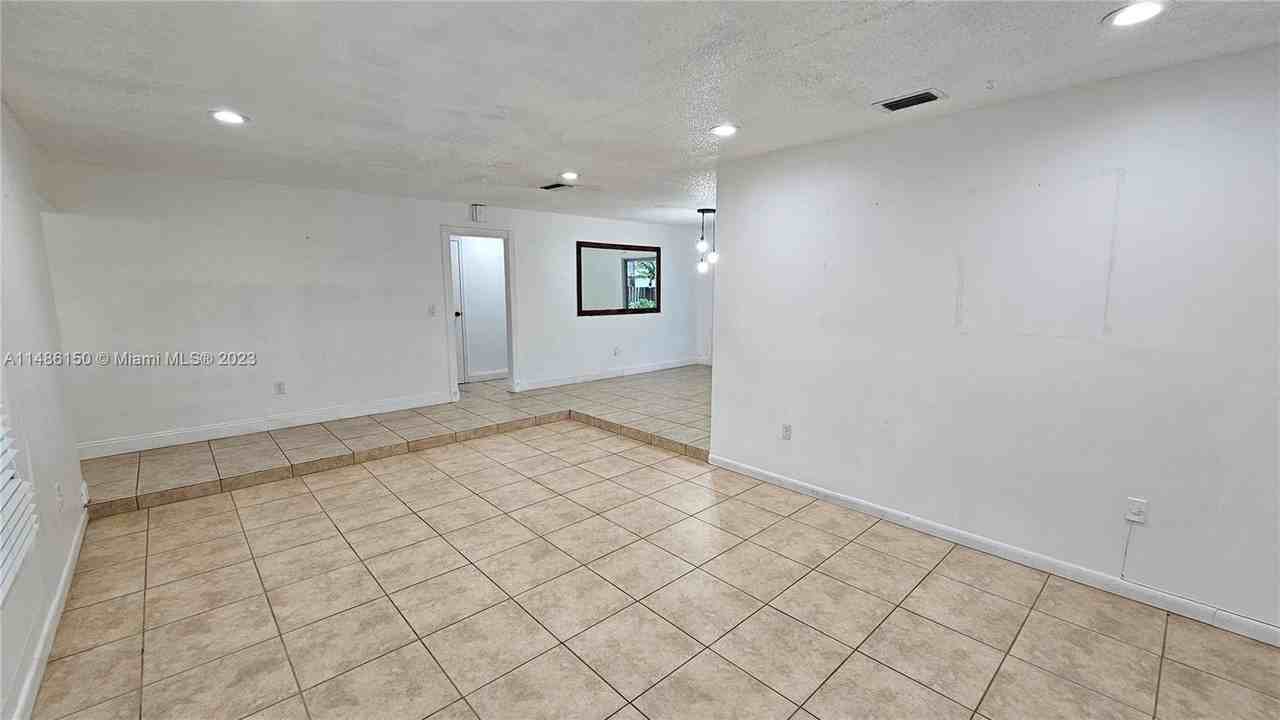 1185 Nw 92nd Ave - Photo 3 of 8