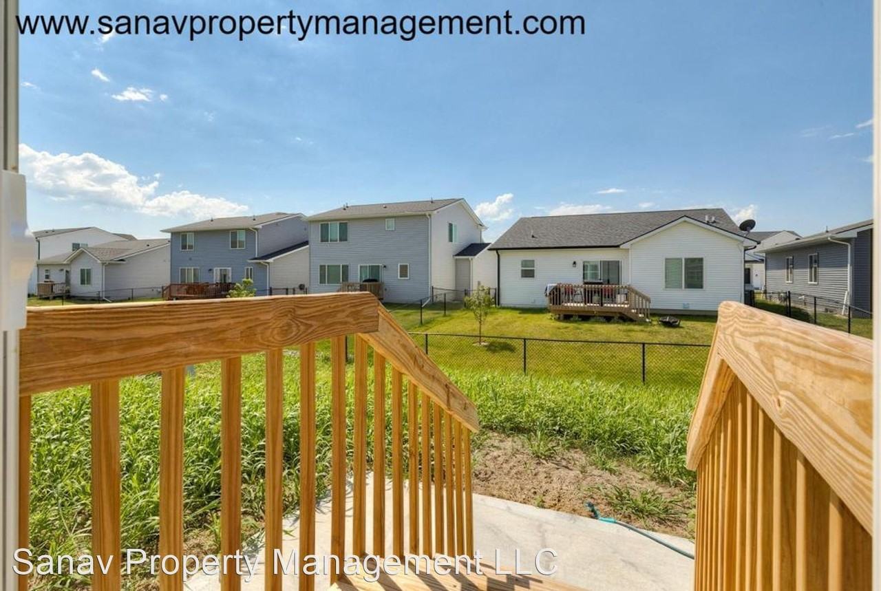 718 Elizabeth Ln Nw - Photo 3 of 26