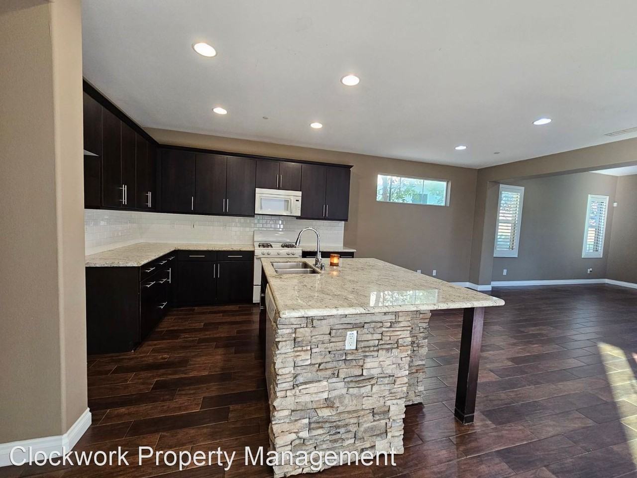 3090 S Cambridge Dr - Photo 3 of 39